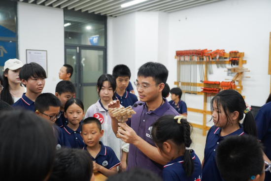 華東交通大學(xué)基礎(chǔ)實驗與工程實踐中心老師正在給研學(xué)團(tuán)成員講解榫卯工藝
