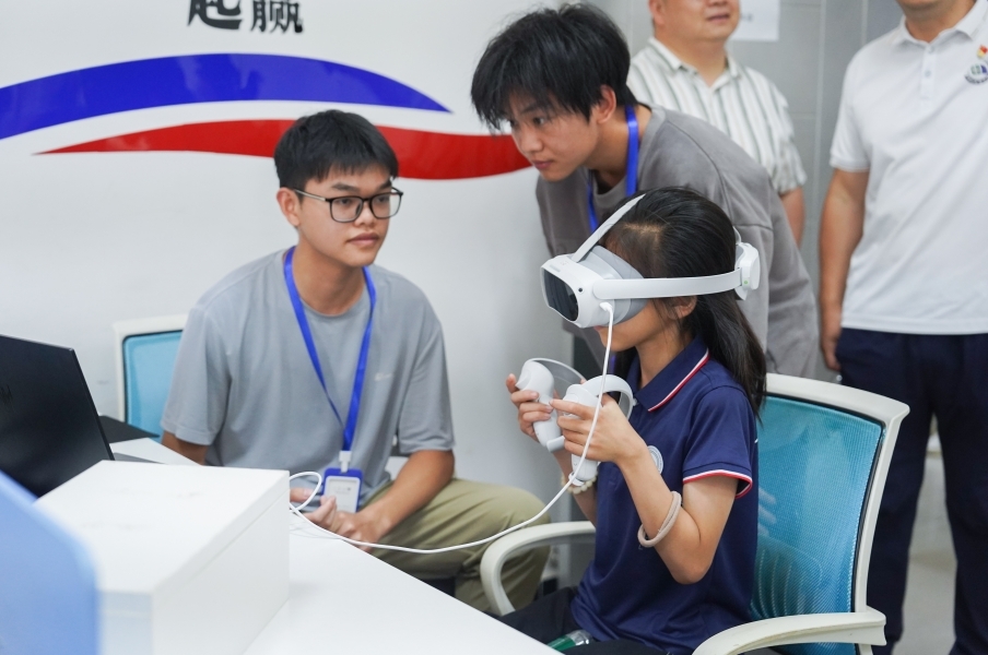 華東交通大學信息工程學院學生正在指導研學團成員體驗VR游戲。 華東交通大學信息工程學院學生正在指導研學團成員體驗VR游戲。