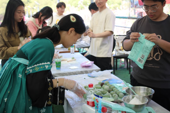 圖為華東交通大學(xué)學(xué)生身著漢服制作青團 圖為華東交通大學(xué)學(xué)生身著漢服制作青團